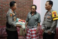 Kapolres Banjarnegara saat beikan bantuan (IST)