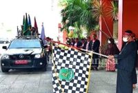  Bupati Sumenep Achmad Fauzi melepas kirab Bendera Pataka Jer Basuki Mawa Beya di depan halaman kantor Pemerintah Kabupaten Sumenep , Senin (10/10/2022)