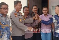 Kades Bakalanpule saat foto berjabatan tangan dengan Muspika Kecamatan Tikung, Jum'at (11/11)