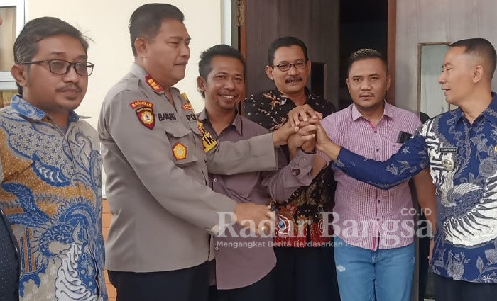 Kades Bakalanpule saat foto berjabatan tangan dengan Muspika Kecamatan Tikung, Jum'at (11/11)