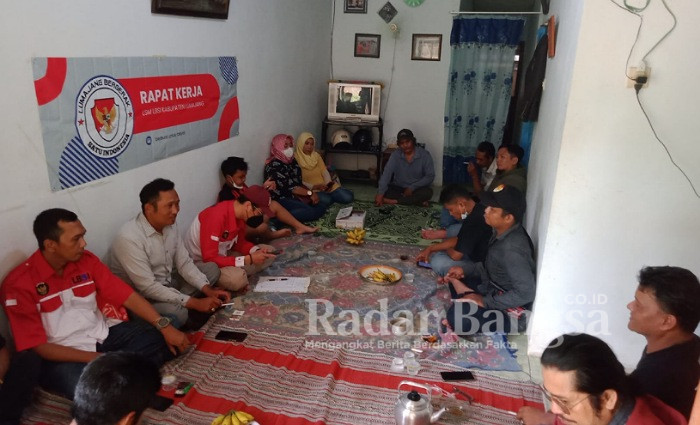 Pengurus dan Anggota LSM LBSI saat saat Rapat di Dusun Darungan Desa Wonokerto, Kecamatan Tekung. (IST)