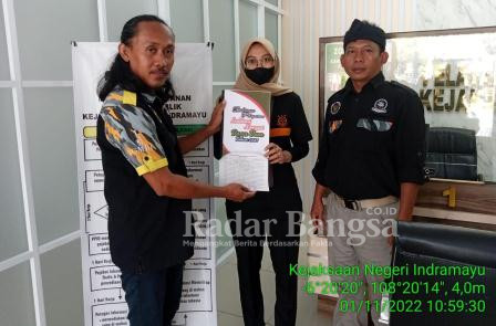 Foto Saat Laporan di Kejaksaan Negeri Indramayu – Jaya Sutono Radar Bangsa