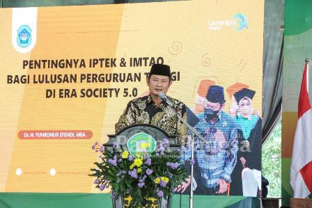 Bupati Lamongan Yuhronur Efendi turut hadir pada rapat senat terbuka wisuda sarjana X program sarjana strata satu (S1) di Institut Pesantren Sunan Drajat Lamongan, Sabtu (12/11) (IST)