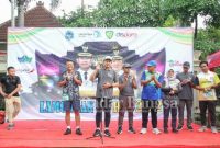 Bupati Lamongan Yuhronur Efendi 
saat memberangkatkan City Run (IST)