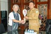  Bupati Lamongan Yuhronur Efendi saat ditemui setelah melakukan MoU Sister School Program antara Dinas Pendidikan Kabupaten Lamongan dengan Akifuchu High School, Senin (28/11) di ruang kerja Pemkab Lt.3.
