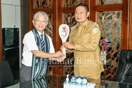  Bupati Lamongan Yuhronur Efendi saat ditemui setelah melakukan MoU Sister School Program antara Dinas Pendidikan Kabupaten Lamongan dengan Akifuchu High School, Senin (28/11) di ruang kerja Pemkab Lt.3.
