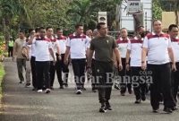 Jajaran Polres Tanggamus Polda Lampung bersama TNI Kodim 0424 Tanggamus menggelar olahraga bersama di Lapangan Mapolres setempat, Jumat (18/11/2022). (IST)