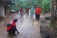 Tin Monev dari kecamatan Cidaun, kabupaten Cianjur, provinsi Jawa Barat sedang melakukan cros cek pisik bangunan desa Gelarpawitan. ( Dok photo AE Nasution/RadarBangsa.co.id)