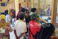 Antusias warga masyarakat desa Karangwangi, kecanatan Cidaun, kabupaten Cianjur, provinsi Jawa Barat dalam pelayanan administrasi kependudukan. (Dok photo AE Nasution/RadarBangsa.co.id)