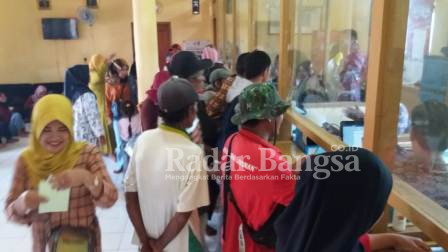 Antusias warga masyarakat desa Karangwangi, kecanatan Cidaun, kabupaten Cianjur, provinsi Jawa Barat dalam pelayanan administrasi kependudukan. (Dok photo AE Nasution/RadarBangsa.co.id)