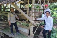 Tim Monitoring dan Evaluasi serta Pembinaan dari Kecamatan Cidaun sedang melakukan cros cek kegiatan ketahanan pangan dan hewani pada kandang domba di desa Karyabakti. (Dok photo AE Nasution/RadarBangsa.co.id)