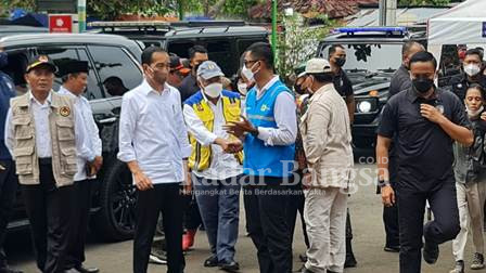 Presiden Republik Indonesia Joko Widodo kembali melakukan kunjungan langsung ke lokasi posko siaga pasca gempa di Cianjur, Jawa Barat