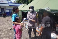 Bhabinkamtibmas, Aiptu Reni tetap membantu para korban di pengungsian dan menghibur anak-anak yang menjadi korban gempa. (28/11)