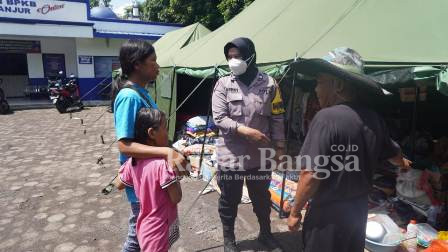 Bhabinkamtibmas, Aiptu Reni tetap membantu para korban di pengungsian dan menghibur anak-anak yang menjadi korban gempa. (28/11)