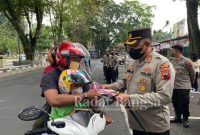  Kapolres Salatiga AKBP INDRA MARDIANA, SH.,SIK, M.Si memberikan brosur Layanan 110, Lapor Kapolres dan Hotline Polres Salatiga. Sabtu/26/11/2022