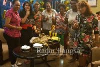 Ketum Komite Suara Perempuan Indonesia (KSPI), Nova Rumondor dengan kaum perempuan di Merauke, Papua
