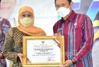 Gubernur Khofifah Indar Parawansa saat memberikan penghargaan dan diterima Bupati Lamongan Yuhronur Efendi (IST)