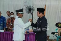 Bupati Lamongan Yuhronur Efendi saat kegiatan pengambilan sumpah jabatan Kepala Desa Dermolemahbang, Amari yang resmi menjabat kedua kalinya Kamis (24/11) di Balaidesa Dermolemahbang.