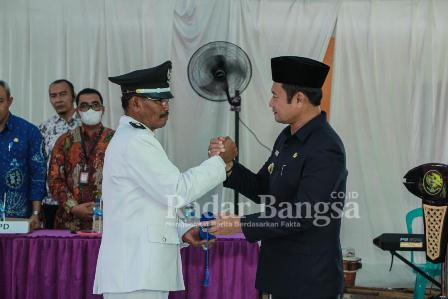 Bupati Lamongan Yuhronur Efendi saat kegiatan pengambilan sumpah jabatan Kepala Desa Dermolemahbang, Amari yang resmi menjabat kedua kalinya Kamis (24/11) di Balaidesa Dermolemahbang.