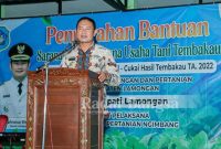  Bupati Lamongan Yuhronur Efendi saat menyerahkan bantuan dana cukai tembakau