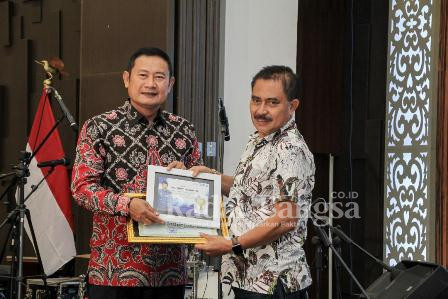 Bupati Lamongan Yuhronur Efendi pada kegiatan Repsesi Peringatan HUT KORPRI Ke-51, di Aula Gajah Mada Lt 7 Pemkab Lamongan, Selasa malam (29/11).