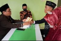 Kepala Kantor Urusan Agama (KUA) Kecamatan Lumajang, Abdul Wahib, M.Ag, ketika menikahkan calon pengantin