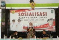 Wakil Bupati Lumajang, Indah Amperawati (Bunda Indah) saat sosialisasi barang kena cukai di Kantor Kecamatan Rowokangkung (IST)