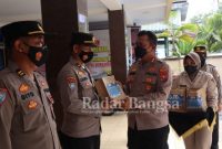  Kapolres Lumajang, AKBP Dewa Putu Eka D., S.I.K., M.H, saat menyerahkan bantuan berupa Kitab Suci secara simbolis kepada anggotanya.