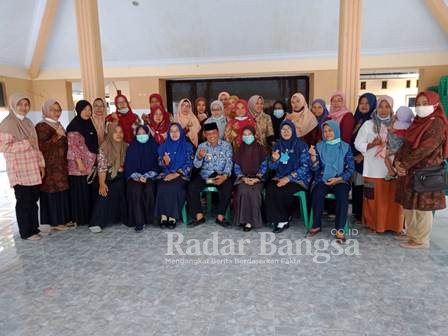 Foto Bersama Kepala Desa Tukum, Muhamad Yunus dengan Bidan Desa dan Ibu - Ibu Kader (Dok Foto : Riyaman)