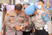 Kapolres Lumajang, AKBP. Dewa Putu Eka, S.I.K., M.H, saat melakukan pemeriksaan Senpi anggotanya (IST)