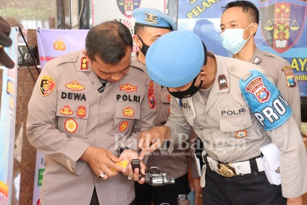 Kapolres Lumajang, AKBP. Dewa Putu Eka, S.I.K., M.H, saat melakukan pemeriksaan Senpi anggotanya (IST)