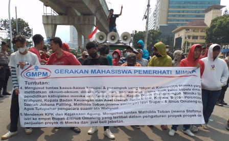  Mahasiswa Pemerhati Mimika saat menggelar aksi di depan Gedung Mabes Polri terkait kasus yang dialami Plt Bupati Mimika (IST)