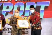 Bupati Sidoarjo Ahmad Muhdlor saat menerima penghargaan pada Selasa, (1/11/2022) di Novotel Samator, Surabaya. (IST)
