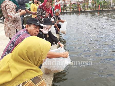 Saat penebaran bibit Ikan oleh Dinas Perikanan Kota Semarang (IST)