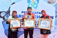 Bupati Sumenep Achmad Fauzi saat menerma penghargaan WTP di puncak acara peringatan Hari Kesehatan Nasional (HKN) ke-58 tahun 2022 di Kabupaten Banyuwangi.