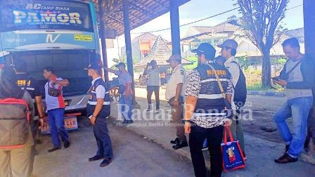 Satuan Pamong Praja (Satpol PP) bersama petugas Bea cukai Gencar melakukan operasi Peredaran rokok di pelabuhan Pelindo Kalianget (IST)