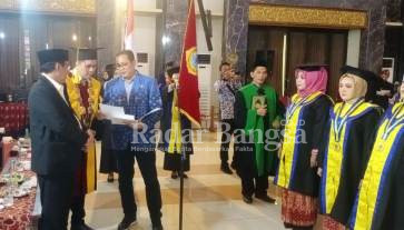 Akademi farmasi (Akfar) Yannas Husada Bangkalan menyelenggarakan prosesi wisuda Tahun akademik 2021-2022 di gedung Serba Guna Ratoh Ebuh, Jl.Jendral A.Yani No.1 Bangkalan. Kamis, 29/12/2022) (Dok pribadi)