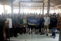 Antox Prapungka Jaya, S.E., M.M, didampingi Khusnul Arif, S.Sos, perwakilan Bank Jatim, Kades Pagung, Kades Semen, dan Kades puhsarang, menyerahkan bantuan kepada warga