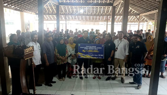 Antox Prapungka Jaya, S.E., M.M, didampingi Khusnul Arif, S.Sos, perwakilan Bank Jatim, Kades Pagung, Kades Semen, dan Kades puhsarang, menyerahkan bantuan kepada warga