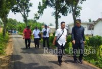 Antox Prapungka Jaya, S.E., M.M, Ketua Komisi III DPRD Kabupaten Kediri saat melakukan sidak di proyek peningkatan jalan di Desa Ngablak