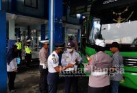 Ket Foto : Satlantas Polres Lumajang bersama dishub, saat melakukan Ramp Check Armada Bus di Terminal Wonorejo Lumajang.