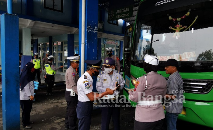 Ket Foto : Satlantas Polres Lumajang bersama dishub, saat melakukan Ramp Check Armada Bus di Terminal Wonorejo Lumajang.