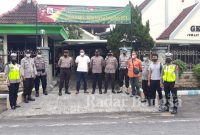 Ket Foto : Personil polres Lumajang saat melakukan pengamanan di gereja GKJW.