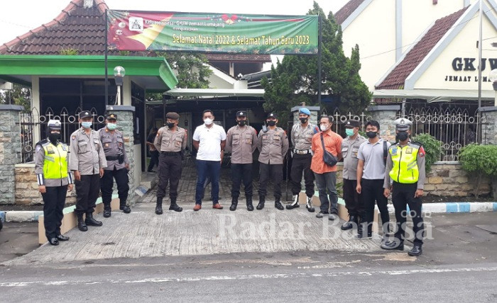 Ket Foto : Personil polres Lumajang saat melakukan pengamanan di gereja GKJW.