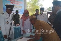 Bakri Kepala Desa Bambang saat melantik Kaur Perencanaan di Pendopo Balai Desa, Rabu (28/12). (Dok Foto Edi/RadarBangsa)