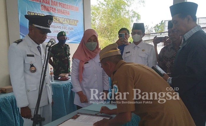 Bakri Kepala Desa Bambang saat melantik Kaur Perencanaan di Pendopo Balai Desa, Rabu (28/12). (Dok Foto Edi/RadarBangsa)