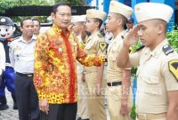 Bupati Laminstruksi kepada aparatur Dinas Perhubungan dalam rangka kesiapan pengamanan Nataru,  di Kantor Dinas Perhubungan Lamongan.Jumat (30/12) (Dok Pemkab Lamongan)
