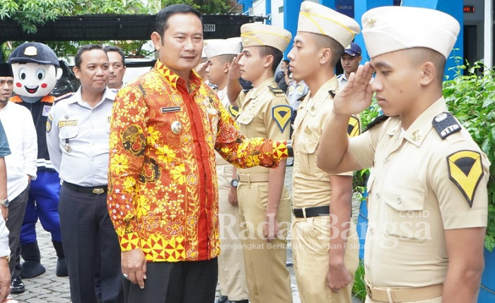 Bupati Laminstruksi kepada aparatur Dinas Perhubungan dalam rangka kesiapan pengamanan Nataru,  di Kantor Dinas Perhubungan Lamongan.Jumat (30/12) (Dok Pemkab Lamongan)
