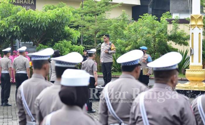 Kapolresta Sidoarjo Kombes Pol Kusumo Wahyu Bintoro,, saat pimpin upacara raport di halaman mako (31/12/2022)  (Dok Polresta)