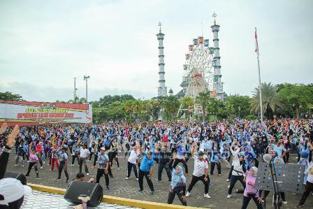 Pemerintah Kabupaten Lamongan menyelenggarakan senam bersama di Alun-Alun Lamongan, Jum'at (30/12) (Dok Pemkab Lamongan)